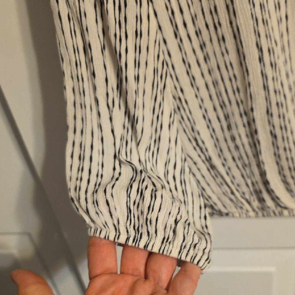 ANDREE BY UNIT Black and White Striped V-Neck Blouse - Picture 6 of 8